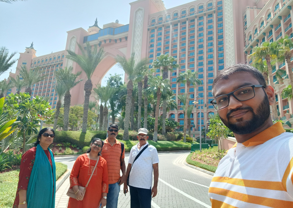 A Journey Through Glitz and Thrills: Vinaya Arasu's Dubai Review with Thrillophilia